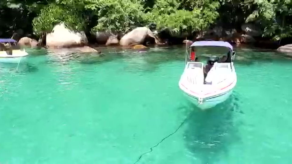 A lancha perfeita para o seu passeio em família!